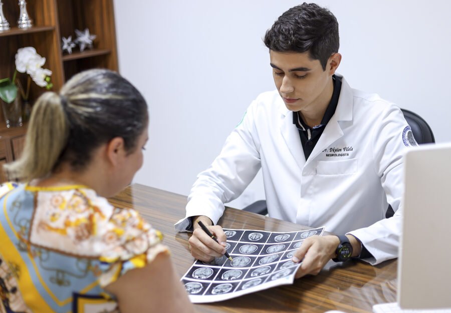 Dr. Dkaion analisando ressonância com paciente