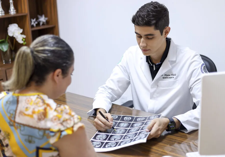 Dr. Dkaion analisando ressonância com paciente