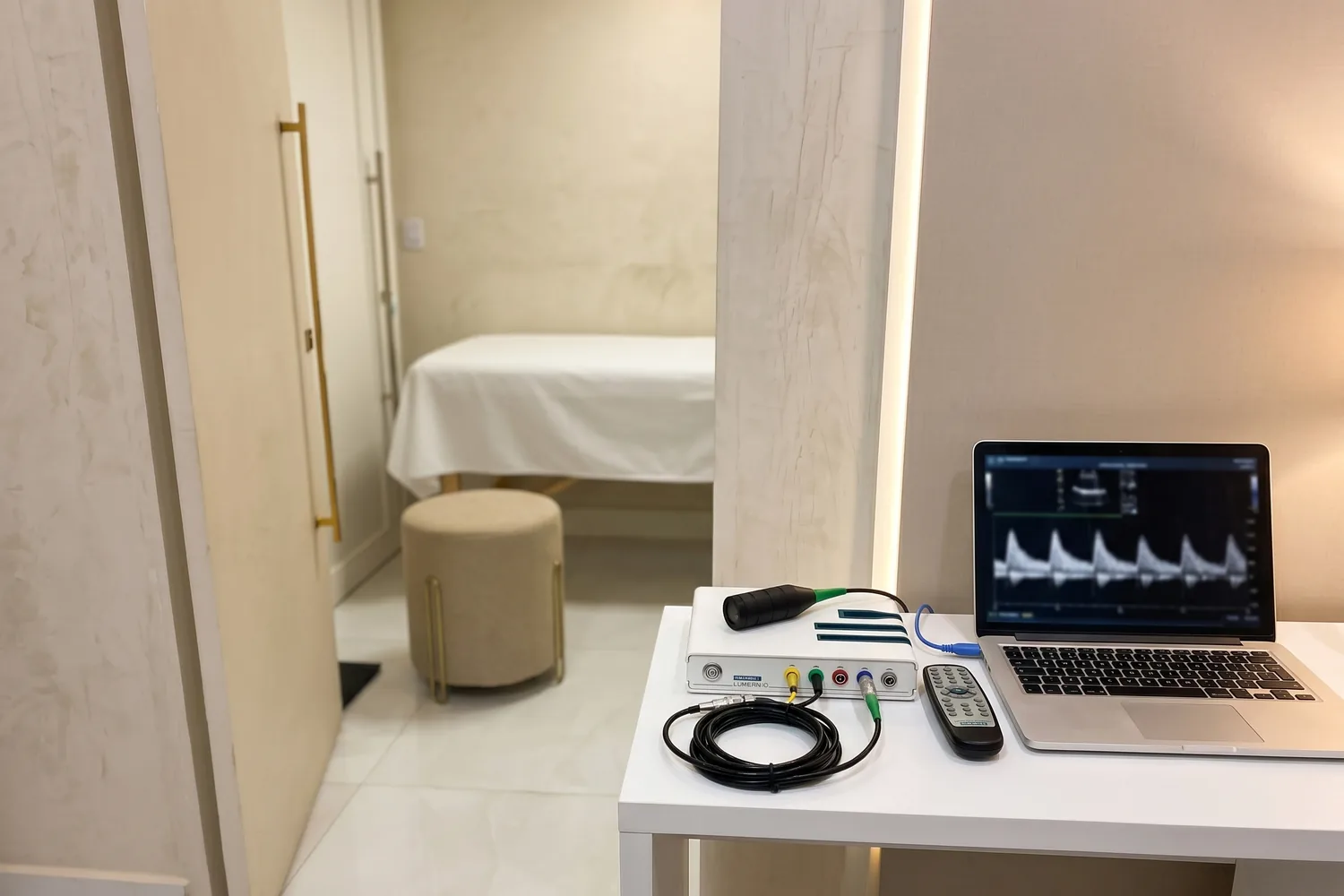 Sala de exame com o aparelho de Doppler transcraniano na Clínica Benui