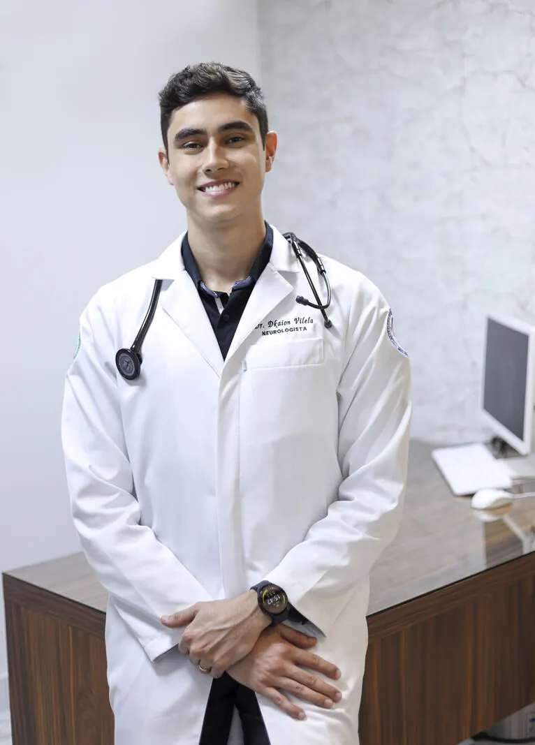 Dr. Dkaion Vilela de Jesus, médico neurologista, de jaleco e estetoscópio